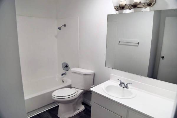 $1,630 / 1br - 970ft2 - Great Value & Low Security Deposit! Great Location ! (Riverside)64028081868802121