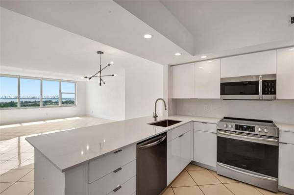 $5,000 / 2br - 1750ft2 - Beyond Chic Beach Pad with Beautiful Finishes! (5600 Condo- Miami Beach)64001848039171121