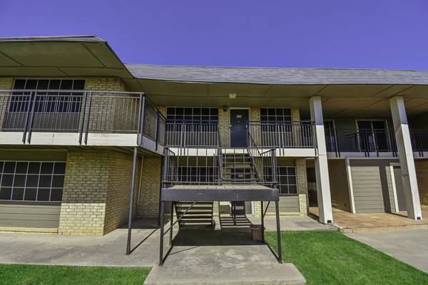 $1,060 / 1br - 728ft2 - Ice Maker, Microwave, Pet Play Area (1109 N Carrier Pkwy, Grand Prairie, TX)63796555841665120