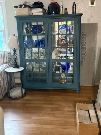 Like new cardi living room hutch 1
