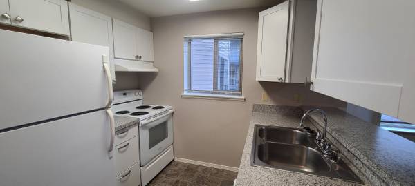 $1,800 / 2br - 923ft2 - 2x2 - Available NOW! - 2-203  Price drop! (Birchwood Neighborhood)63935321248643120