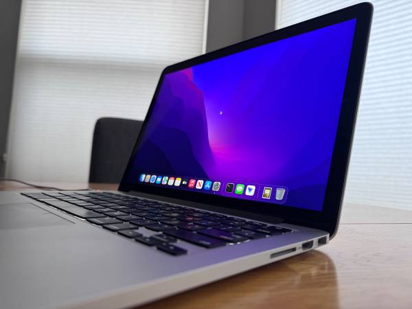 Apple MacBook Pro (13-inch, Early 2015) 1