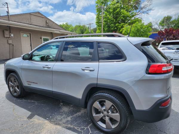 2016 Jeep Cherokee Latitude AWD !! ¡Precio reducido!! - $8,250 (102 e. Nichols Spring Hill ks.)63621942004611122