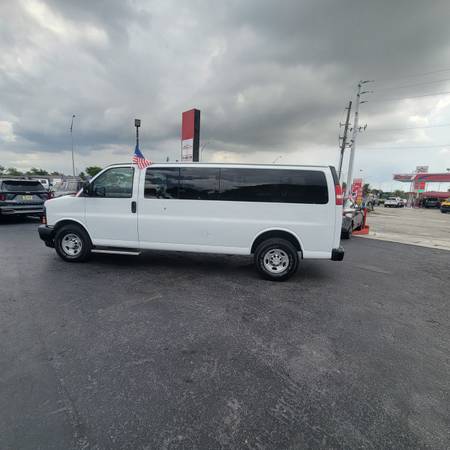 2017 Chevrolet Express 3500 Van de pasajeros LT 1LT EL TRANSPORTISTA - $12,995 (7862340220 LEO)63489602584577123