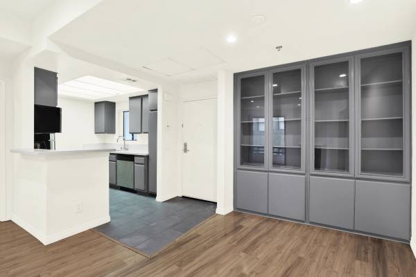 $3,875 / 2hab - Ático de 2 hab y 2 baños en Westwood con balcón privado, chimenea. Gimnasio + estacionamiento (Westwood 90024, UCLA, Brentwood, Oeste de LA, Beverly Hills)63869889487873124