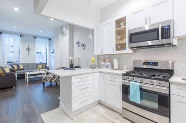 $555 1br- Habitación en alquiler en casa completamente renovada con amplio patio trasero (Charleston, WV)63672931529859121