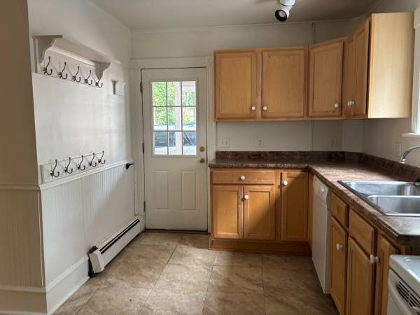$3,400 / 4br - 384 St Paul Street #1 4 Bedroom Available Now! (Burlington)63784663226243122