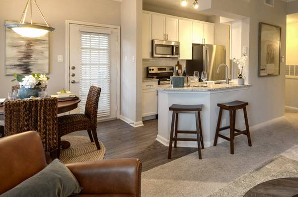 $1,300 / 1br - Great Location! Look & Lease Special (Sugar Land)63924170655619122