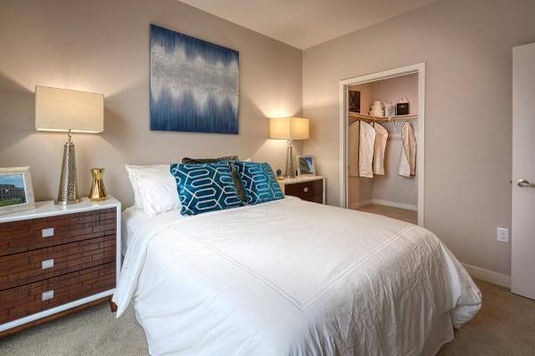 $1,599 / 1br - 592ft2 - Quartz Countertops w/Undermount Sinks, Floor-to-Ceiling Windows63973355255811124