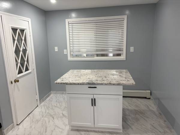 $2,500 / 2br - Parking, First Floor, Totally Renovated, On Bus Line at Broadway (Everett)63996257749250121
