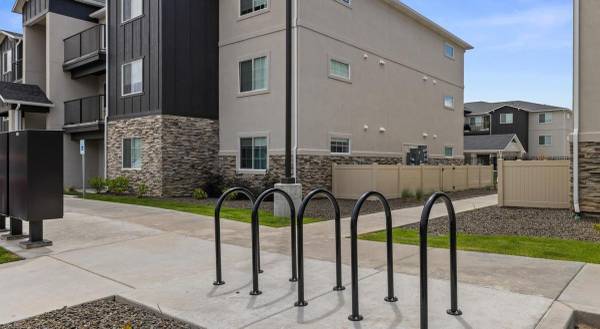$1,699 / 2br - 1021ft2 - Resort-Style Living: 2 BR/2 BA, Pool & Clubhouse, 1 Month Free (Boise)64003312275843124