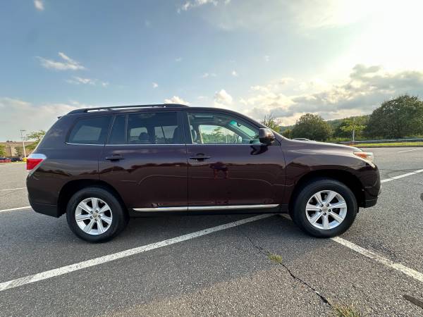 2012 Toyota Highlander completamente equipado, informe Carfax limpio, de un solo dueño - $14,499 (Northborough)63441253735553124