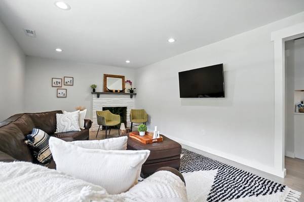 $5 / 3br - Quiet Batavia home with fire pit and grill63974473876482120