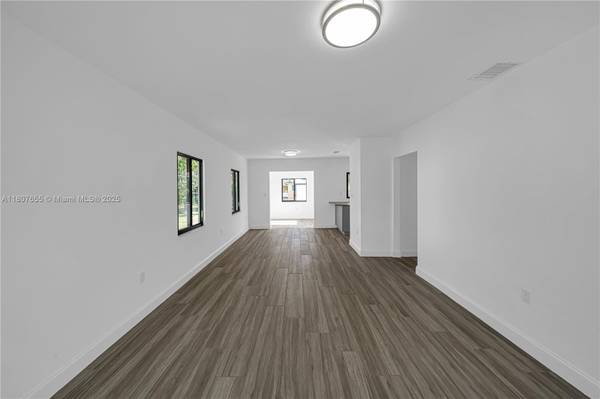 $4,300 / 3br - 1131ft2 - Wow! Fully Renovated Home with Den & Extra Storage! (South Miami/Coral Gables)64001846814082124