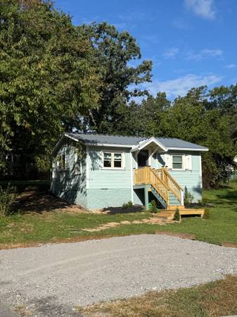 $1,600 / 2br - Cottage - Safe, Clean & Quiet (Black Mountain)64029211708674120