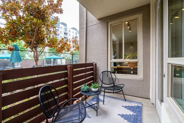 $2,544 / 1br - 743ft2 - Pagos de alquiler en línea, acogedor salón con chimenea al aire libre, 1 dormitorio (6300 Variel Ave, Los Angeles, CA)63840113587201122