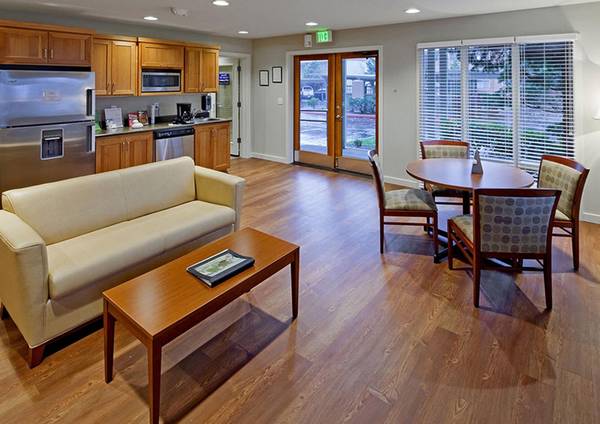 $1,700 / 2br - Pets OK, Tons of Amenities - Washer Dryer Available, Linen Closets (Gresham)63672654632323124