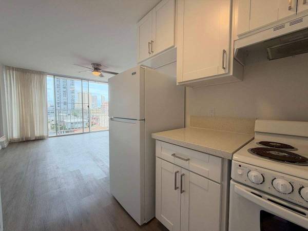 Controlled Access/Gated, Covered Parking, Carpeting 1