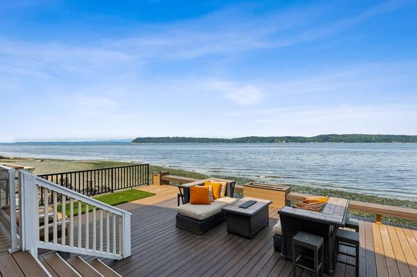$1,200,000 / 4br - 3222ft2 - RARE Waterfront Home in Mukilteo–Stunning Views & Beach Access! (Mukilteo)63736158890241121