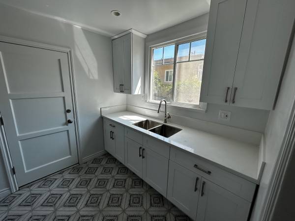 $2,750 / 2br - 950ft2 - Remodeled 2bd/1ba w/parking & accept pets (Highland Park)63701074111747123