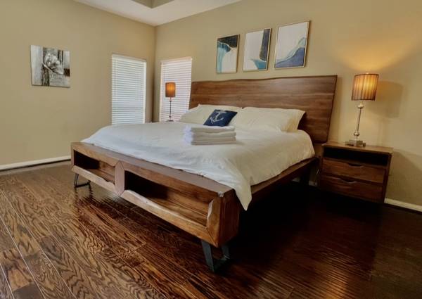 Solid Wood King Bed Frame + 2 Nightstands – Like New 1