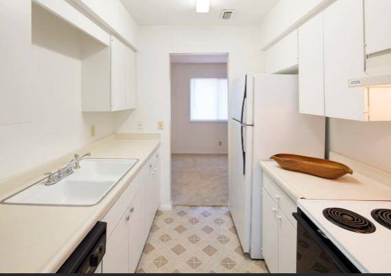 $935 / 2br - 975ft2 - Large Closets, Tour Today, BBQ Grills throughout the community (Lakewood Gardens offers a comfortable, convenient lifes)63806119003395121