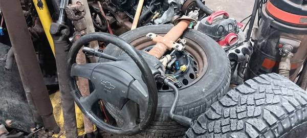 2003 Chevy 1500 Steering Column 1