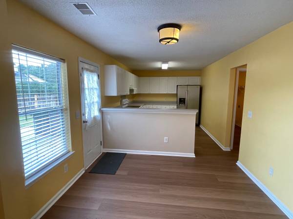 $2,400 / 3br - 2081ft2 - Spacious 3 BD Home with Loft in Bridges of Summerville (Summerville)64015947104899124