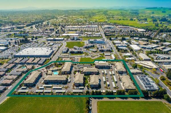 $2,359 / 1br - 712ft2 - Vida estilo resort en el corazón del condado de Sonoma (rohnert pk / cotati)63880247355651122