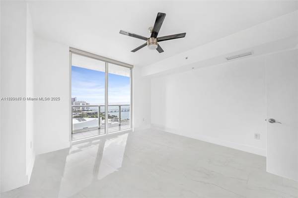 $2,950 / 1br - 806ft2 - Beautifully Upgraded Unit in the Heart of Downtown! (Vizcayne- Downtown)64001848328578123