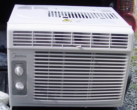 Midea 6,000 BTU 11.0 EER Window Air Conditioner Cools 200 Sq. ft. 1