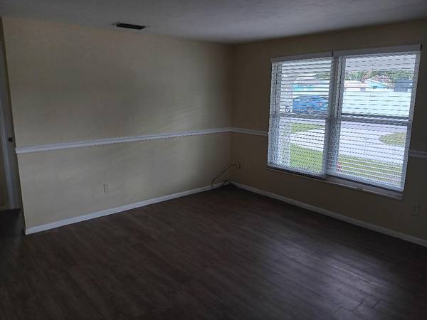 $1,550 / 2br - 1200ft2 - Venice Close to everything 2/1 in Excellent Location .All & wifi (Near Walmart & Jacaranda Library + Park)63791128956929124