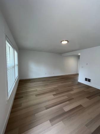 $1,795 / 2br - ¡Hermoso departamento de 2 habitaciones! Estacionamiento asignado, patio, lavadora/secadora y admitimos mascotas! (Milwaukie)63831327900547123