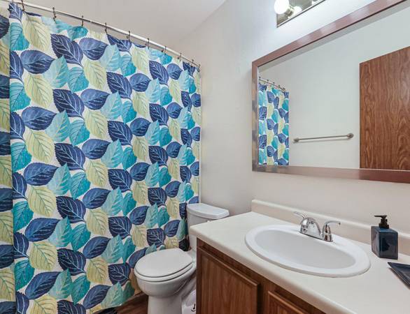 $1,850 / 3br - Amplio apartamento de 3 habitaciones que acepta mascotas con fácil acceso al MAX (SE Portland)63831327801347123