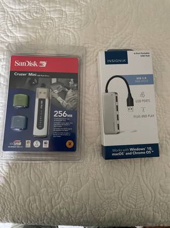 SanDisk Cruzer Mini and Insignia USB Hub 1