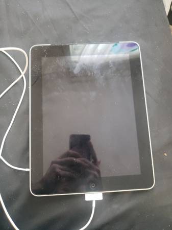 2010 white macbook 2009 macbook pro ipad 3G 1