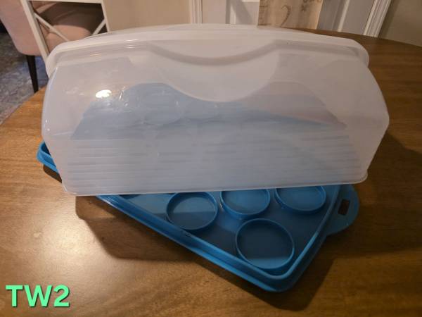 Tupperware Bake ’N Take Cake and 18-Cupcake Carrier – Reversible Tray 1
