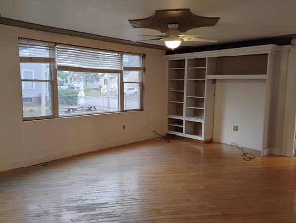 $2,600 / 3br - Apartamento de 3 dormitorios $2600 por mes más servicios (Manchester, lado oeste)63656262101635121