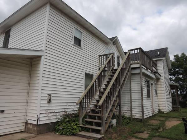 $350 / 4br - UWEC Neighborhood 920 1/2 First Avenue (Eau Claire, WI)63845960452481121