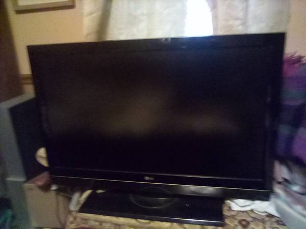 Two Flat screen tvs 1
