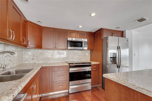 $10,000 / 3br - Oceanfront apartment with stunning views (5415 Collins Ave)64051006294017124
