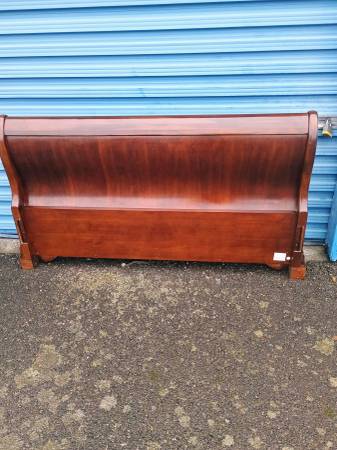 Queen size sleigh bed 1