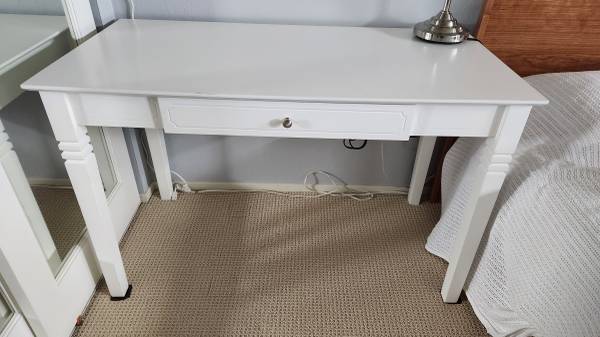 White writing desk / computer desk 1