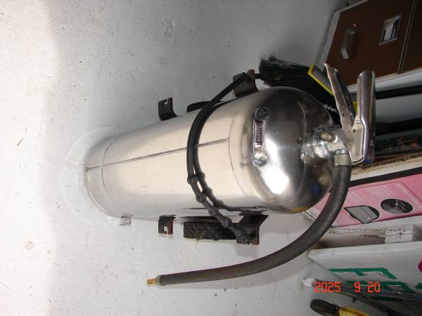 STAINLESS STEEL FIRE EXTINGUSHER 1