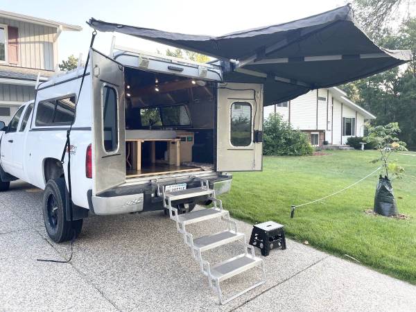 Camper para camión, súper limpio, capota para cabina doble. 4WD, solar, 2 litios, toldo - $17,950 (Menifee)63612053522945121