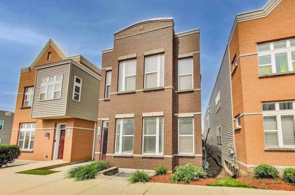 $2,300 / 2br - 1815ft2 - Bright & Spacious 2-Bed / 2-Bath in Gated Community (Chicago)63898858930434120