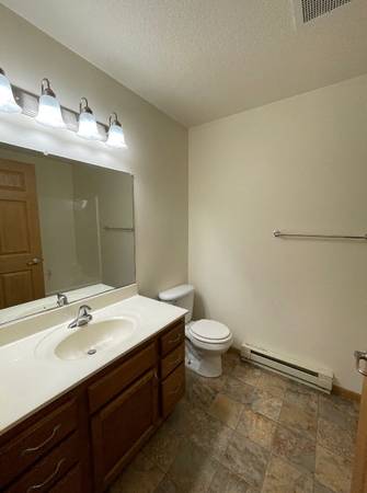 $975 / 2 habitaciones - 800 pies² - 493 E. South Ave. #5 - Disponible 2 habitaciones octubre 2025 (Chippewa Falls, WI)63845958813697124