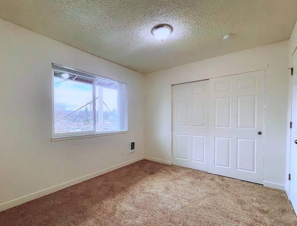 $1,725 / 2br - Large Closets and New Apartment Developments in our Peaceful Two Bed (Milwaukie Heights)63777026727425121