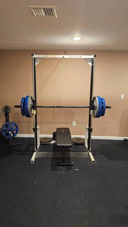 BODY SOLID SMITH MACHINE WITH WEIGHTS AND BENCH 1