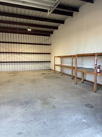 $1,200 / 1200ft2 - VERY SECURE WITH LOCKED GATE &  CAMERAS (Corpus Christi)64036536378241122